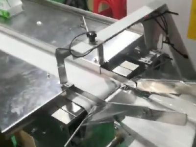 全自動包裝機(jī)包裝護(hù)目鏡作業(yè)現(xiàn)場